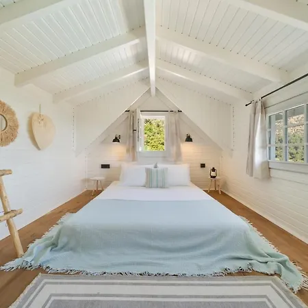 Вилла The Box House & Charming Private Tiny House & Pool Гёчек