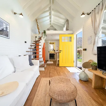 Вилла The Box House & Charming Private Tiny House & Pool
