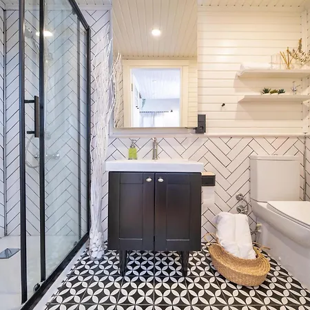 The Box House & Charming Private Tiny House & Pool Villa *