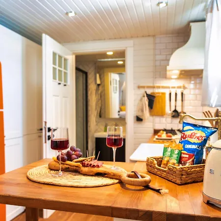 The Box House & Charming Private Tiny House & Pool Гёчек